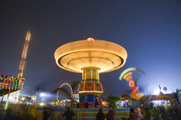 Carnival swing rida på midway — Stockfoto