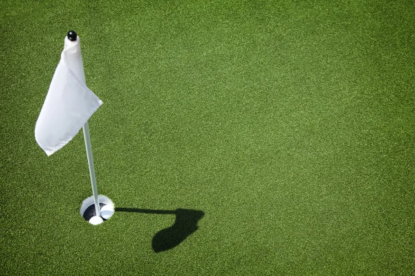 Зеленый цвет поля для гольфа - дыра и флаг — стоковое фото