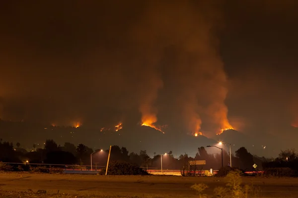 Zuří požár v kopcích Stock Obrázky
