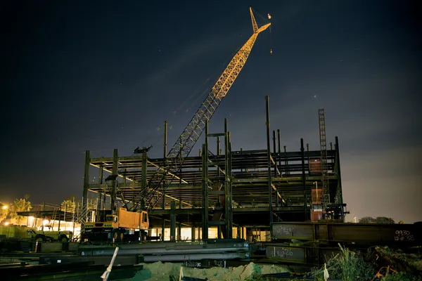 Construcción de edificios con grúa (Noche ) —  Fotos de Stock