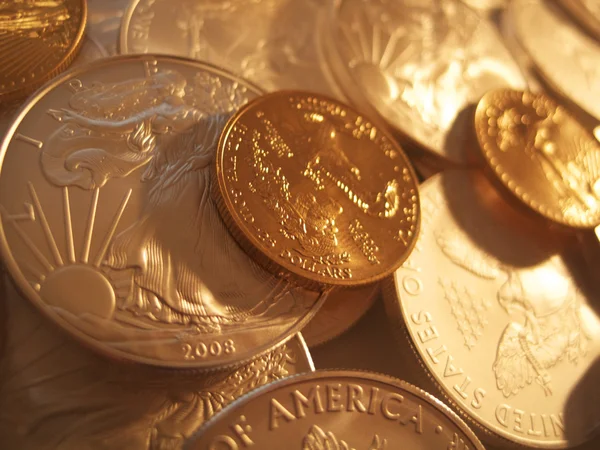 Zlatých a stříbrných prutů mince USA — Stock fotografie