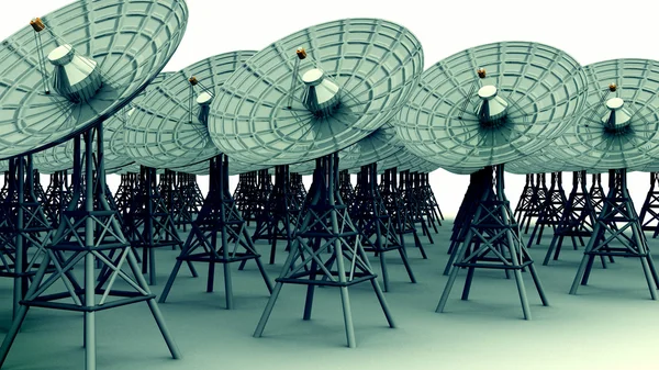 Радиокоммуникационные тарелки — стоковое фото