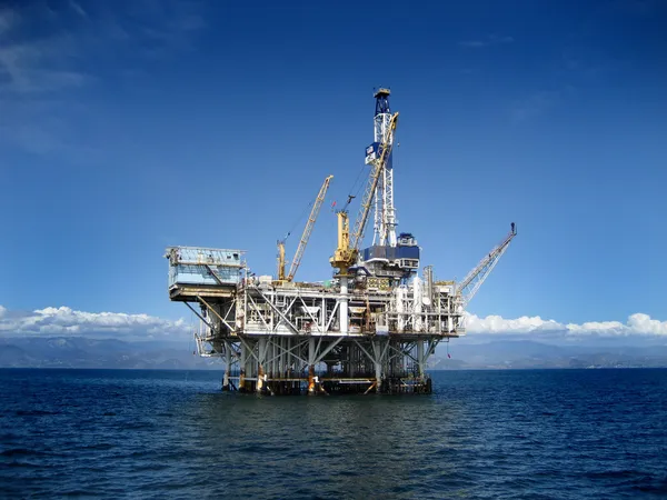 海上石油钻井平台 免版税图库图片
