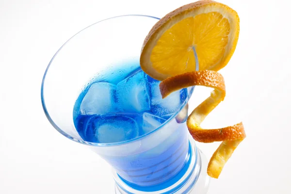 Blauer Curaçao-Cocktail isoliert auf Weiß — Stockfoto