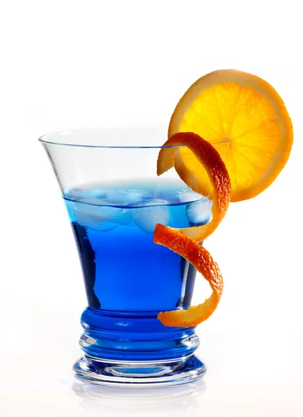Blauwe curacao cocktail geïsoleerd op wit — Stockfoto