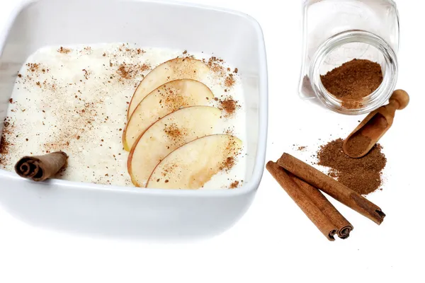 Rispudding med äpple och kanel — Stockfoto