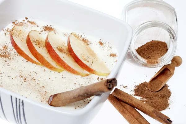 Rice pudding with apple and cinnamon — Stock Photo, Image