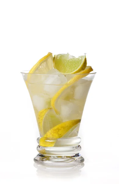 Cóctel amarillo con limón sobre fondo blanco — Foto de Stock