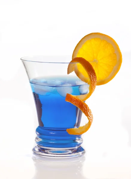 Blauwe curacao cocktail geïsoleerd op wit — Stockfoto