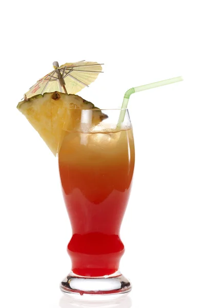 Tequila Sunrise cocktail geïsoleerd op een witte achtergrond — Stockfoto