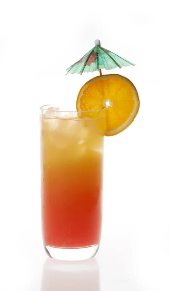 Cocktail Tequila Sunrise isolado em um fundo branco — Fotografia de Stock