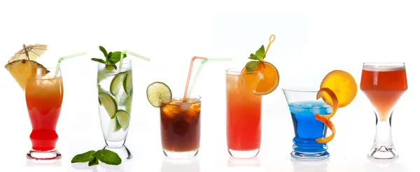 Verschiedene Cocktails auf weißem Hintergrund — Stockfoto