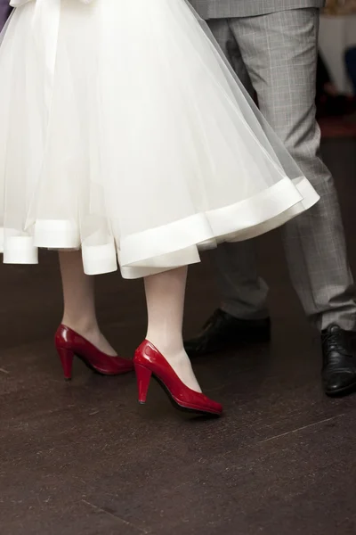 Bride with red shoes dancing — Stock Photo, Image