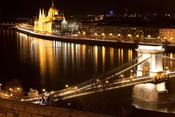 Macaristan Parlamentosu'nun ve zincir köprü, gece, Budapeşte — Stok fotoğraf