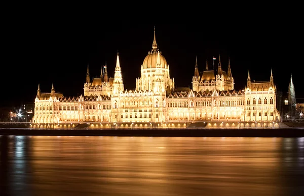 Венгерский парламент ночью, Будапешт — стоковое фото