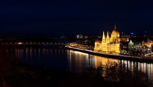Венгерский парламент ночью, Будапешт — стоковое фото