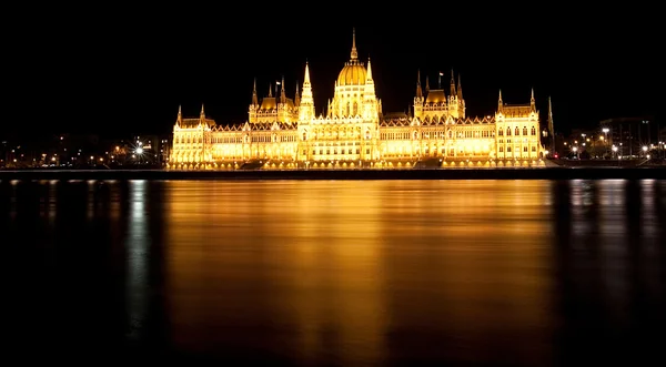 在晚上，布达佩斯匈牙利议会 — 图库照片