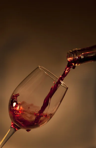 Red wine pouring into glass — Stock Photo, Image