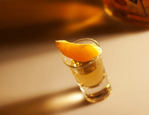 Tequila shot s pomerančem a láhev — Stock fotografie