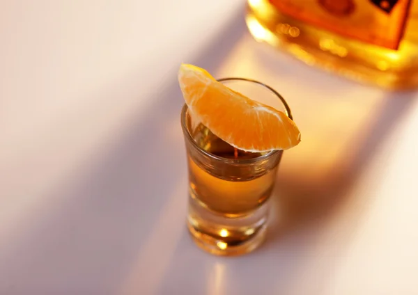 Tequila tiro com laranja e garrafa — Fotografia de Stock