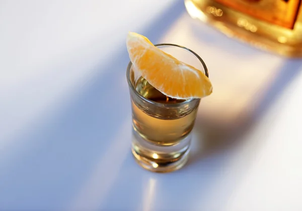 Tequila con naranja y botella —  Fotos de Stock