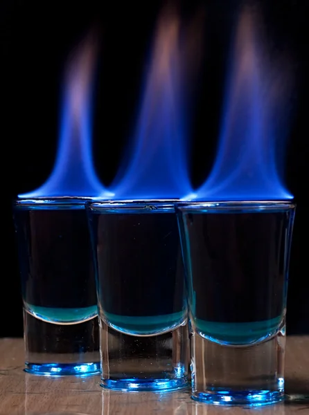 Bevanda bruciante in vetro di sparo su un tavolo — Foto Stock