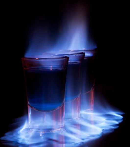 ショット グラスをテーブルの上で非常に熱い飲み物 — ストック写真