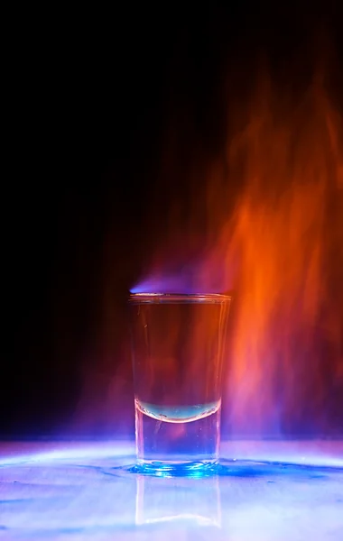 Brandende drankje in shot glas op een tafel — Stockfoto