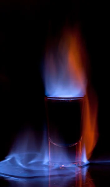 Içki kadehi masaya içki yanan — Stok fotoğraf