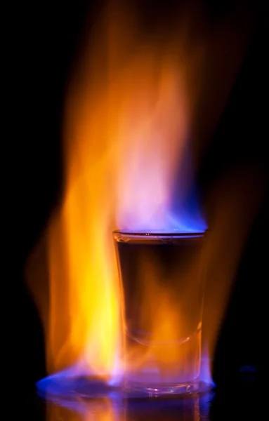 Brinnande drink i snapsglas på ett bord — Stockfoto
