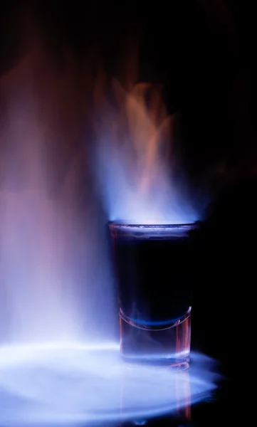 Спалювання напою в розстріляному склі на столі — стокове фото