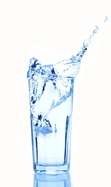 Water spatten in glas geïsoleerd op wit — Stockfoto