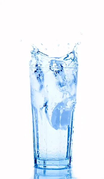 Víz fröccsenés üveg elszigetelt fehér — Stock Fotó