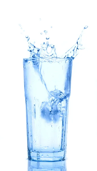 Víz fröccsenés üveg elszigetelt fehér — Stock Fotó