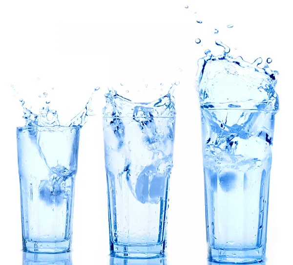 Splash Water σε ποτήρια που απομονώνονται σε λευκό — Φωτογραφία Αρχείου