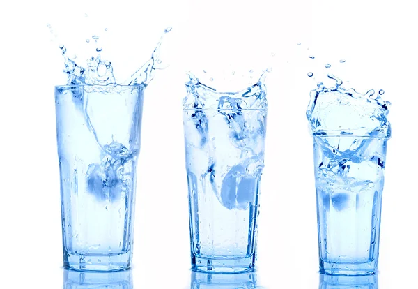 Splash Water σε ποτήρια που απομονώνονται σε λευκό — Φωτογραφία Αρχείου
