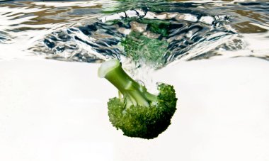 Brokoli suya düşüyor.