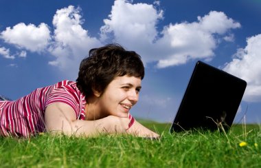 dizüstü bilgisayar açık havada üzerinde çalışan genç casual kadın