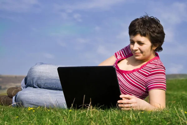 Fiatal alkalmi nő dolgozik a laptop a szabadban — Stock Fotó