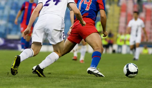 Jogadores de futebol correndo atrás da bola — Fotografia de Stock