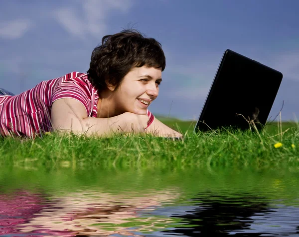 Jeune femme occasionnelle travaillant sur ordinateur portable à l'extérieur — Photo