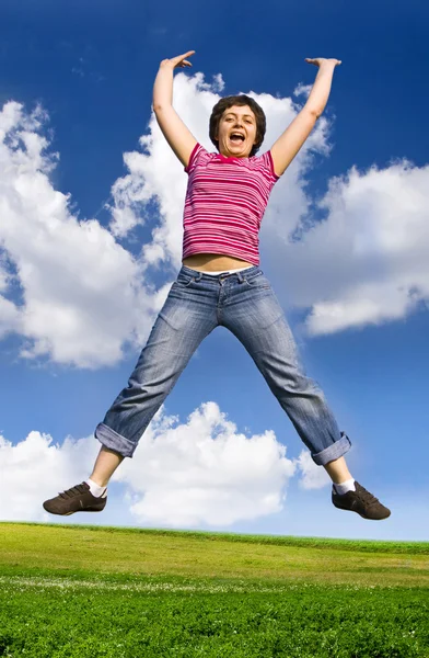 Femme sautante par une journée ensoleillée contre un ciel bleu — Photo