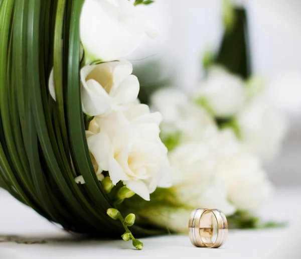 Brautstrauß und Ringe — Stockfoto