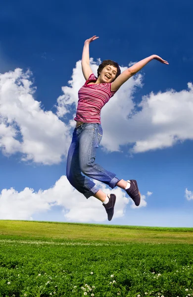 一个晴朗的天，蓝色的天空上跳跃的女人 — 图库照片