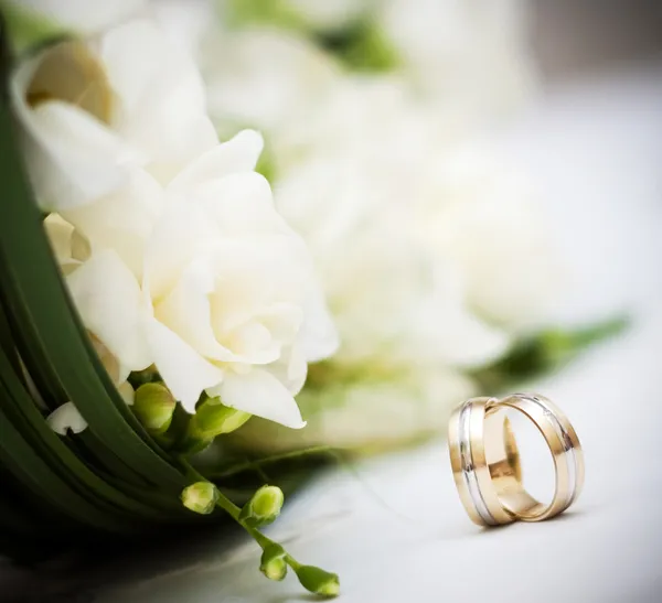 Bruiloft boeket en ringen — Stockfoto