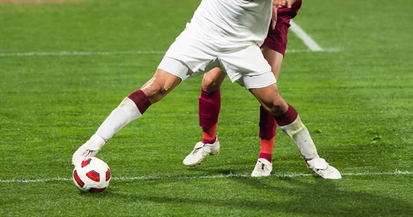 Jogadores de futebol correndo atrás da bola — Fotografia de Stock