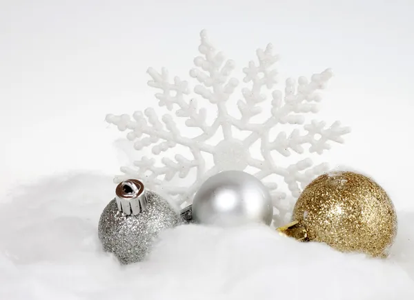 Kerst ornamenten en sneeuwvlok — Stockfoto