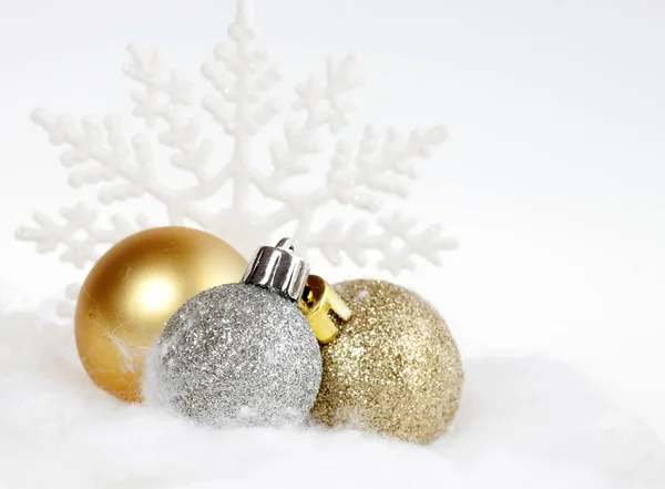 Ozdoby świąteczne i śnieżynka — Zdjęcie stockowe
