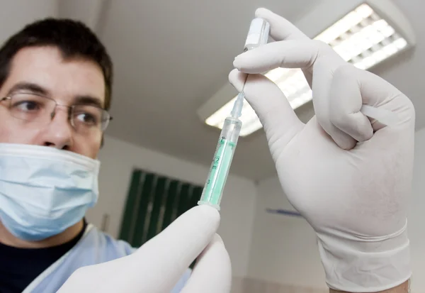 ワクチンを与えるために準備の注射器の医師 — ストック写真