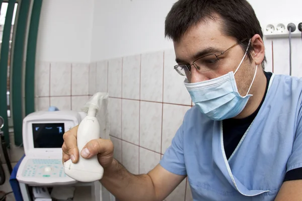Médico mirando el dispositivo de ultrasonido moderno — Foto de Stock